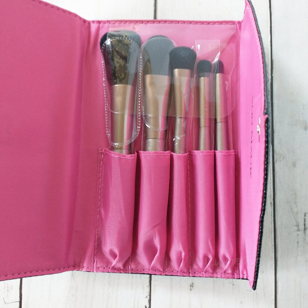 Von Maur Makeup Brush Set of 5 New Brushes Envelope Clutch Classic Beauty Tools